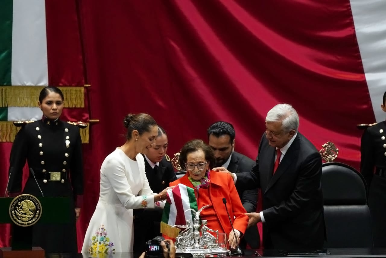 Claudia Sheinbaum recibe la banda presidencial de la mano de Andrés Manuel López Obrador, acompañado de Ifigenia Martínez.