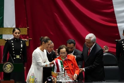 Claudia Sheinbaum receives the presidential sash from Andrés Manuel López Obrador, accompanied by Ifigenia Martínez.