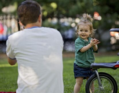 Padre e hija juegan en un parque público en Boston (EE UU), el 21 de julio de 2014.