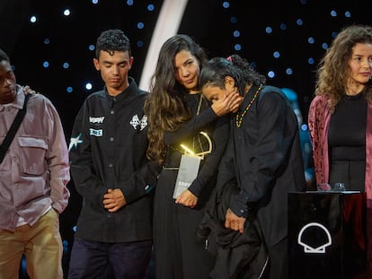 La colombiana Laura Mora, con la Concha de oro en la mano por 'Los reyes del mundo', rodeada de su equipo técnico y artístico.