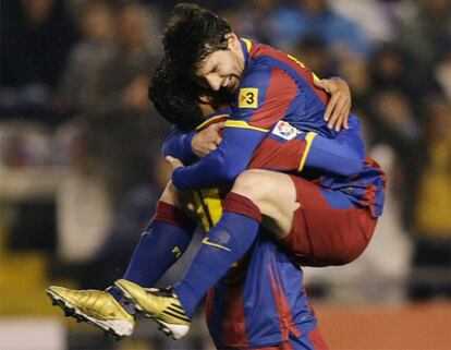 Messi celebra su tanto ante el Deportivo junto a Adriano.