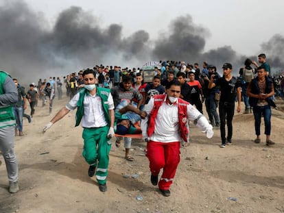 Médicos palestinos evacuan a un manifestante herido en la franja de Gaza este viernes. 