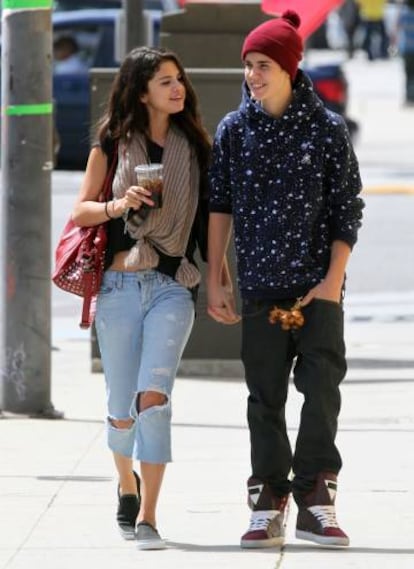Selena Gomez y Justin Bieber por las calles de Los Ángeles en 2012.