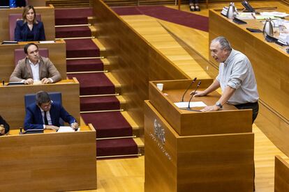 El diputado de Compromís Joan Baldoví, durante su intervención. Al fondo, en primera fila, el 'president' valenciano Carlos Mazón.