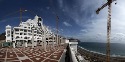 El hotel del Algarrobico, en Carboneras, cuyas obras se pararon en 2006.