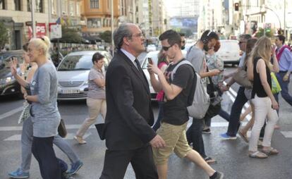 Ángel Gabilondo, candidato del PSOE a la Comunidad de Madrid, en la Gran Vía.