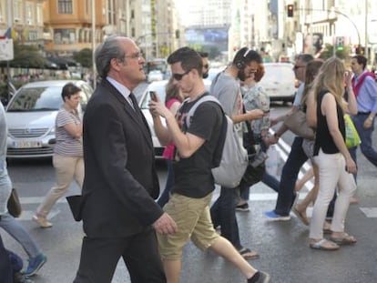 Ángel Gabilondo, candidato del PSOE a la Comunidad de Madrid, en la Gran Vía.