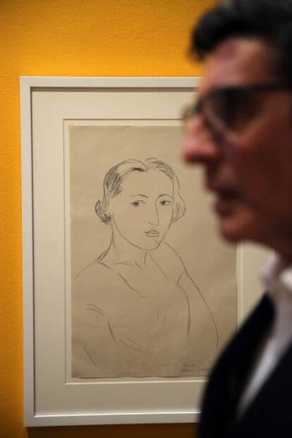 Víctor del Campo, director de Madrid Paper Week, junto a un dibujo de Matisse.