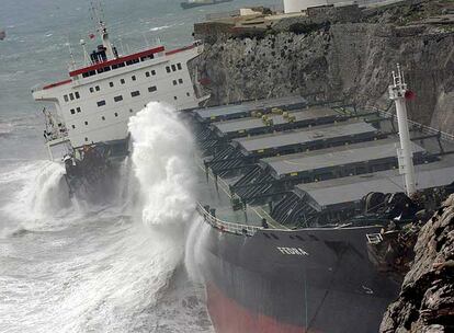 El barco de bandera liberiana <i>Freda,</i> partido por la mitad después de encallar en las rocas del faro de Punta de Europa, en aguas de Gibraltar.