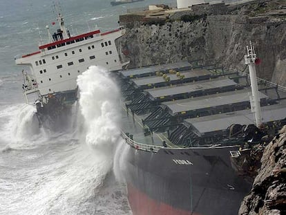 El barco de bandera liberiana <i>Freda,</i> partido por la mitad después de encallar en las rocas del faro de Punta de Europa, en aguas de Gibraltar.