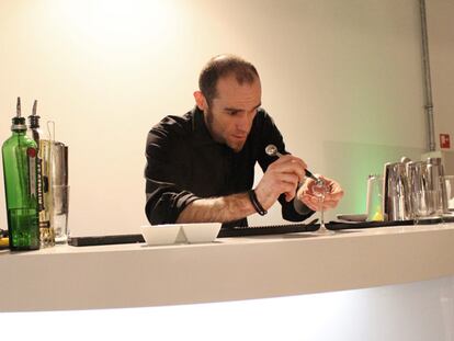 Javier Caballero enseñando a preparar un<i> gin tonic</i> molecular en el máster de ginebra que impartió en Barcelona, organizado por la marca Tanqueray.