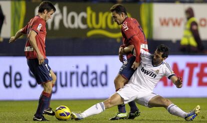 Arbeloa lucha por el balón con Lolo y Oier.