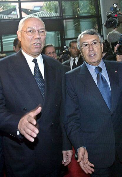 Colin Powell y Mohamed Benaissa, ministro marroquí de Exteriores, ayer.