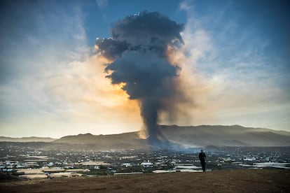 Nube del volcán de Cumbre Vieja, en La Palma, este jueves.