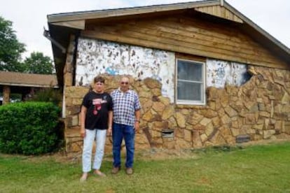 Johny y Janise Bryant junto a su casa dañada por el terremoto.