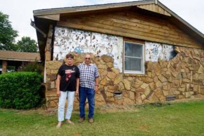 Johny y Janise Bryant junto a su casa dañada por el terremoto.