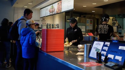 Una empleada prepara un burrito en una sucursal de la franquicia Chipotle, en Los Ángeles, California, en abril de 2024.