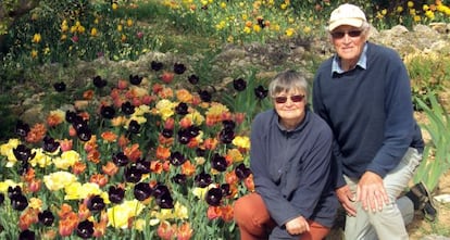 Crhistine Lomer y Nick Brown, en el jard&iacute;n creado por ellos en Ll&iacute;ber.