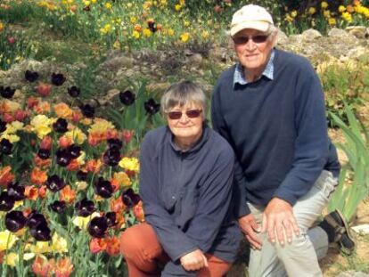 Crhistine Lomer y Nick Brown, en el jard&iacute;n creado por ellos en Ll&iacute;ber.