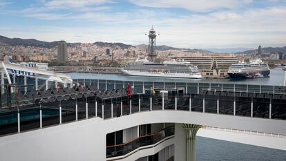 Cruceros en el puerto de Barcelona desde el buque MSC World Europa, que atracó por primera vez en la ciudad el pasado mes de abril.