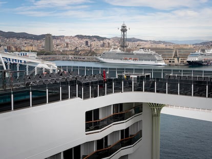 Vista de dos cruceros en las terminales Norte y Sur, desde el crucero MSC World Europa, atracado en la terminal A del Muelle Adosado del Puerto de Barcelona, el pasado viernes.