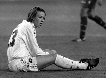 Guti, en el suelo durante  un partido de Copa contra el Valladolid en su segunda temporada en el Madrid (1997).