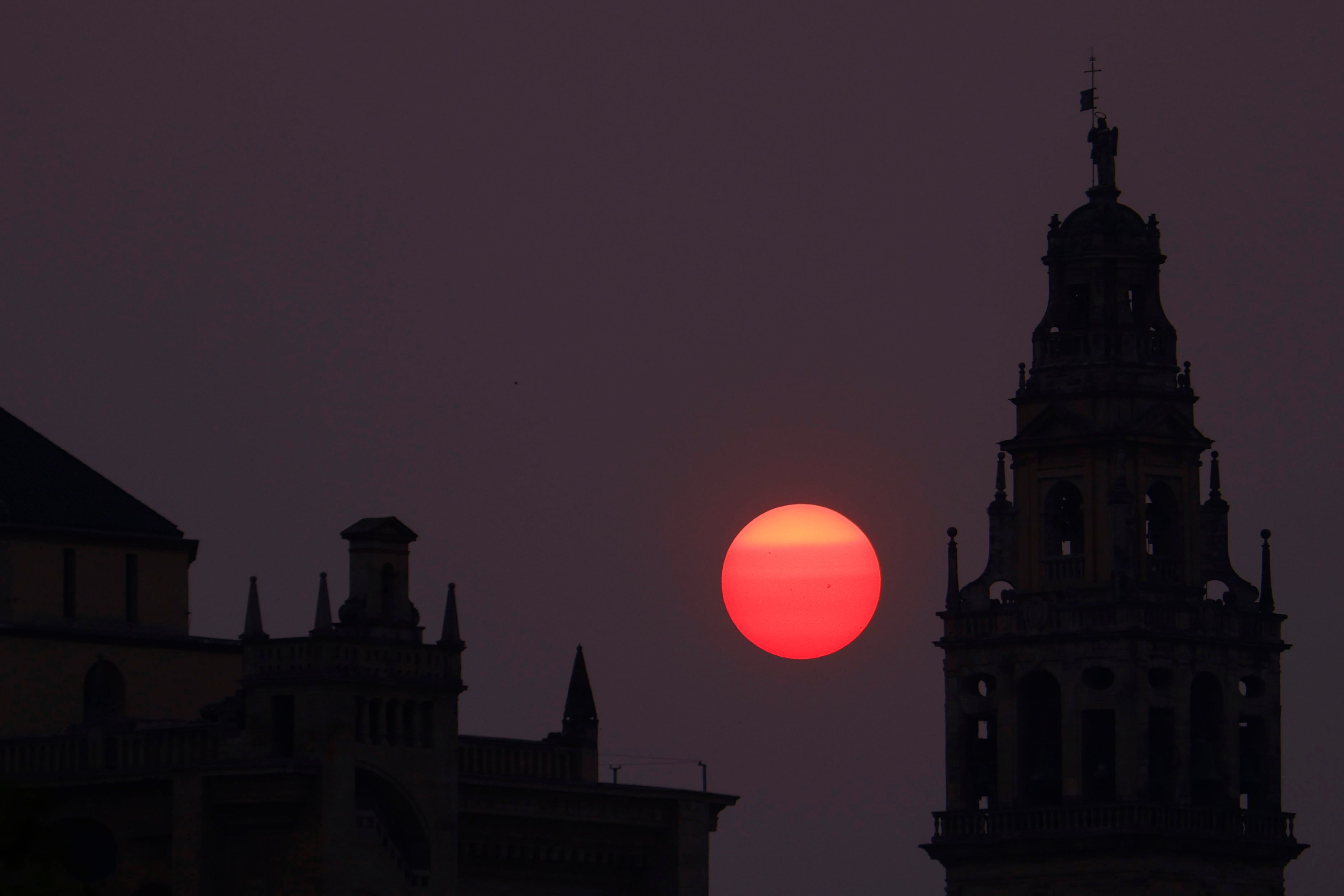La Aemet anuncia una cuarta ola de calor de miércoles a domingo en plena crisis por los incendios