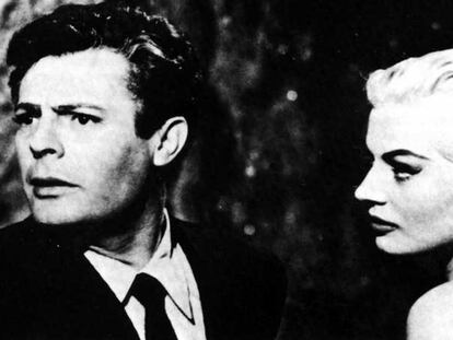 Anita Ekberg y Marcello Mastroianni, en <i>La Dolce Vita </i>(1960).