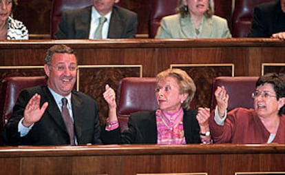 Los diputados del PSOE Jesús Caldera, Teresa Fernández de la Vega y Teresa Cunillera, ayer en el pleno.