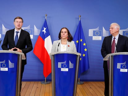 Desde la izquierda: los vicepresidentes de la Comisión Europea, Valdis Dombrovskis y Josep Borrell; en el medio, la ministra de Asuntos Exteriores chilena, Antonia Urrejola, este viernes en Bruselas.
