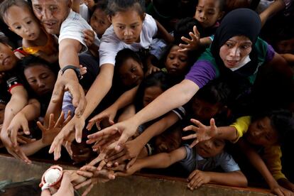 Un grupo de personas intenta conseguir un helado en un centro de evacuación mientras las tropas continúan su asalto contra los insurgentes del grupo Maute, perteneciente al Estado Islámico, en Marawi (Filipinas).