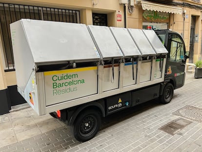 Un camión para la recogida de residuos puerta a puerta frente a un portal del barrio de Sarrià de Barcelona el 12 de julio de 2025.