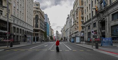 Un hombre pasea por la Gran Vía desierta durante el primer estado de alarma. 