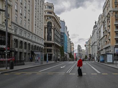 Un hombre pasea por la Gran Vía desierta durante el primer estado de alarma. 