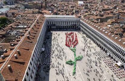 Una rosa gigante, vista en la plaza de San Marcos, para celebrar la tradicional 'Festa del Bocolo' en Venecia.