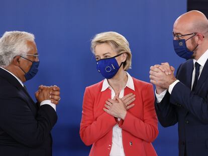 Antonio Costa, Ursula von der Leyen, y Charles Michel al finalizar la rueda de prensa tras la reunión del Consejo Europeo en el Palacio de Cristal de Oporto.