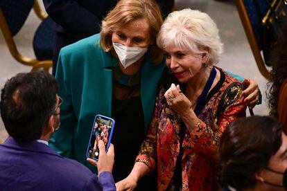 La escritora Isabel Allende se toma fotografías con los asistentes a la ceremonia de investidura, en Valparaíso el 11 de marzo de 2022.