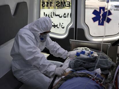Un paciente con la Covid-19, trasladado en ambulancia a un hospital de Teherán, este lunes.