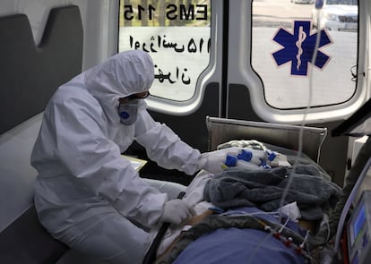 Un paciente con la Covid-19, trasladado en ambulancia a un hospital de Teherán, este lunes.