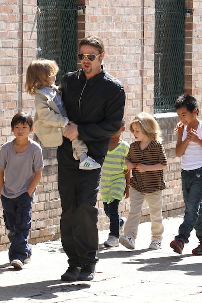 Captar una instantánea de la familia Jolie-Pitt al completo es prácticamente imposible, y no precisamente porque no llamen la atención. Son seis niños: tres adoptados -Maddox, Zahara y Pax-, y tres hijos biológicos -Shiloh y los mellizos Knox y Vivienne. Brad ejerce de padrazo siempre que su agenda se lo permite.