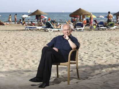 Zygmunt Bauman en la playa del Voramar, horas antes de participar en el festival de &#039;reggae&#039; Rototom. 