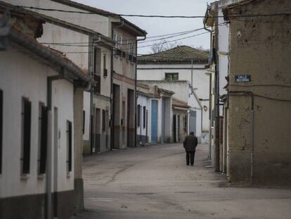 Un hombre camina por una calle desierta de Alaraz, uno de los pueblos despoblados de Salamanca.