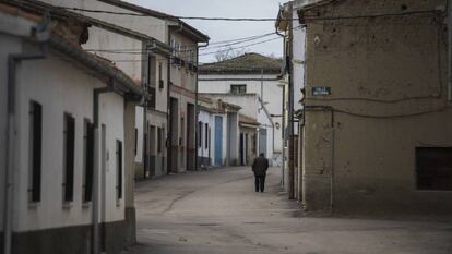 Un hombre camina por una calle desierta de Alaraz, uno de los pueblos vacíos de Salamanca.