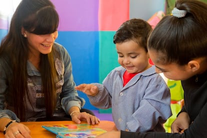 A través de la lectura en voz alta del maestro y de la exploración y presentación de distintos tipos de textos, los niños aprenden a despegarse del aquí y ahora, del mundo inmediato y conocer sobre situaciones, personas y lugares lejanos, presentes o pasados. También les permite imaginar el futuro, reflexionar, sentir y puede inspirar a actuar. 
