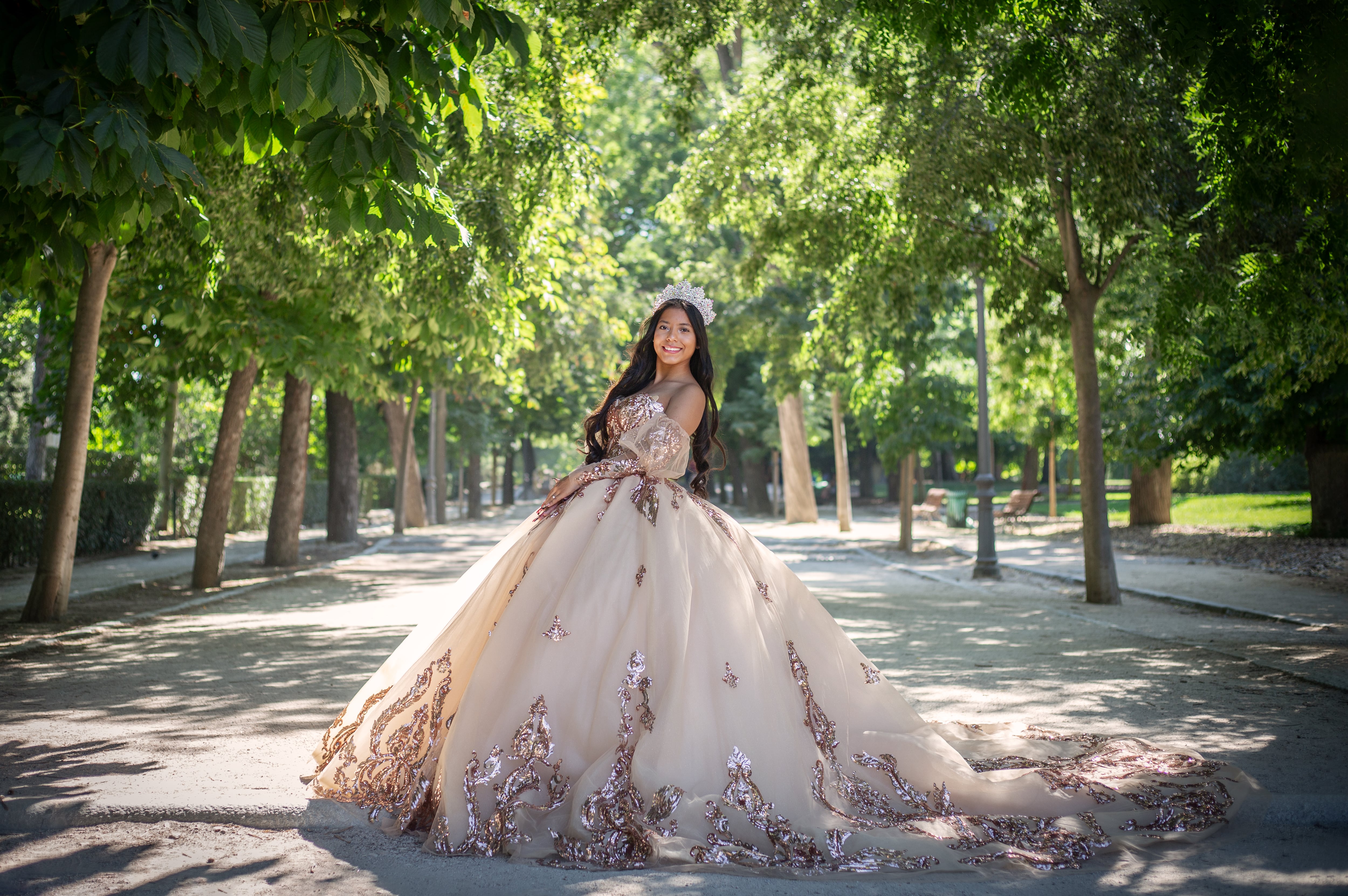 La fiesta latina de los 15 años empieza a contagiar a las madrileñas: vestirse de princesas y bailar un vals