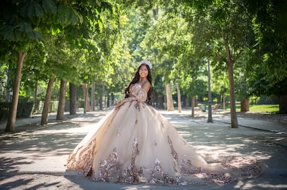 Johanna posa con su vestido de fiesta de quinceañera en el parque del Retiro, en Madrid.
