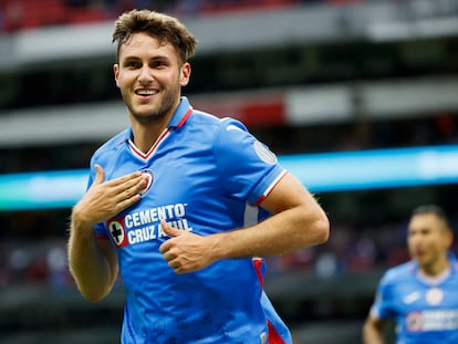 El mexicano Santiago Giménez celebra un gol con el Cruz Azul.