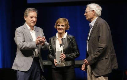 Iñaki Gabilondo entrega el premio de Humanidades a Elena Rcalde e Ignacio Latierro, de la librería Lagun.