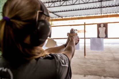 Uma apaixonada por armas em clube de tiros a 100 km de São Paulo.