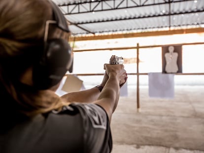 Uma apaixonada por armas em clube de tiros a 100 km de São Paulo.